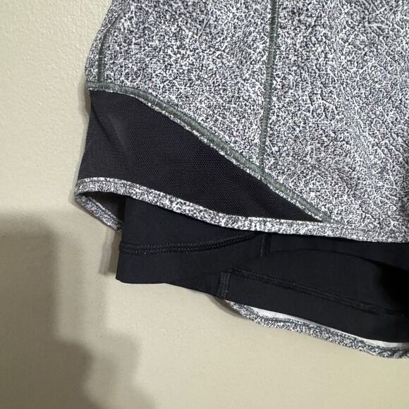 Lululemon Hotty Hot Short (Naked 4") size 6 - Picture 4 of 8